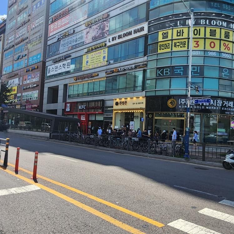길 건너에서 본 매장 앞 대기 줄